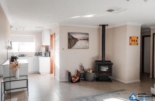 Hannans Casa | Spacious 5-bed house opposite Golf Course