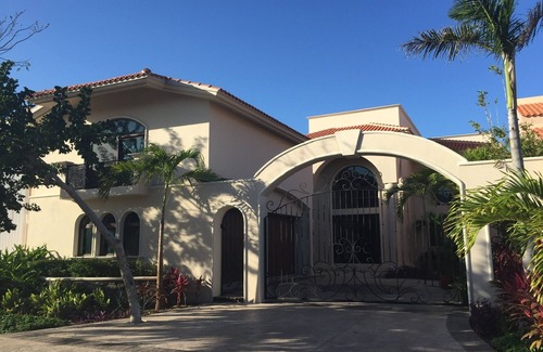 Puerto Aventuras Casa | Spacious 5-bedroom house in wonderful Puerto Aventuras with AC, Pool,Boat Dock