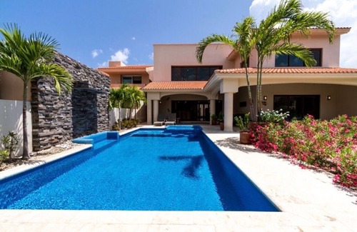 Puerto Aventuras Casa | Spacious 5-bedroom house in wonderful Puerto Aventuras with AC, Pool,Boat Dock
