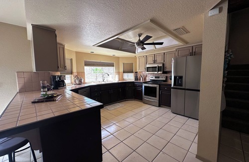 Lake Havasu City Casa | Spacious 5-bedroom house with WiFi, New Pool and Hot Tub, tons of parking