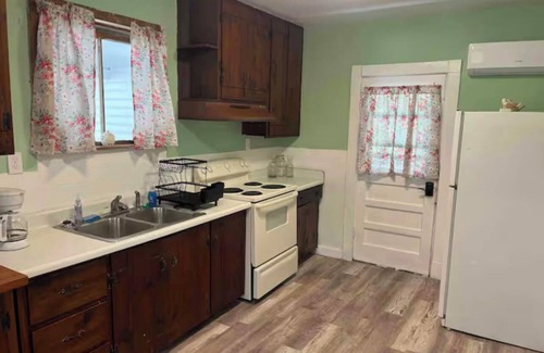 Coalfield Casa | Spacious 5-bedroom pet friendly house with WiFi, AC in charming Oliver Springs