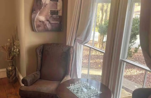 Coalfield Casa | Spacious 5-bedroom pet friendly house with WiFi, AC in charming Oliver Springs