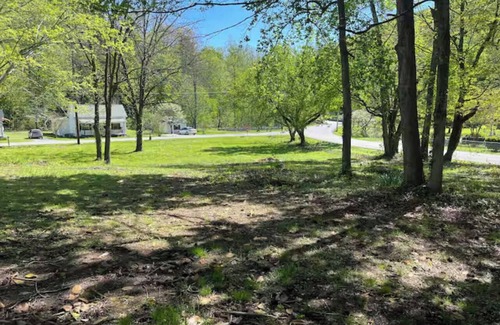 Coalfield Casa | Spacious 5-bedroom pet friendly house with WiFi, AC in charming Oliver Springs