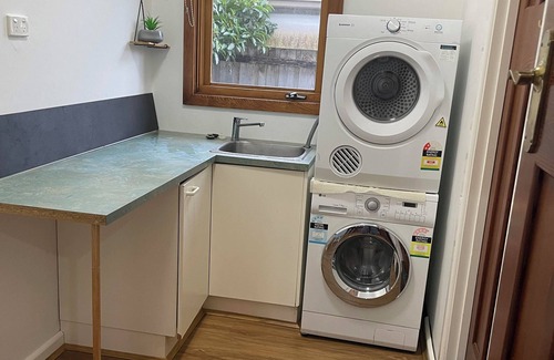 Bentleigh Casa | Spacious 5-bedroom house in beautiful Brighton East with AC, WiFi, fitness room