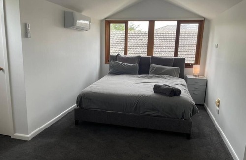 Bentleigh Casa | Spacious 5-bedroom house in beautiful Brighton East with AC, WiFi, fitness room