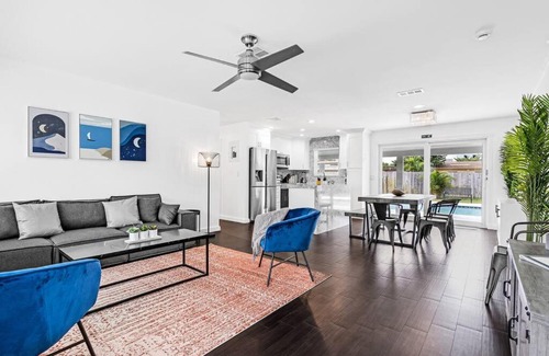 Sunset Casa | Spacious 5 Bedrooms with Large Pool, 12 minutes to the Ocean