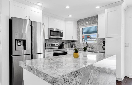 Sunset Casa | Spacious 5 Bedrooms with Large Pool, 12 minutes to the Ocean