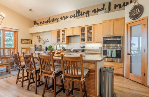 Mammoth Lakes Casa | Spacious 5 Bedroom Townhouse with/Black Pass Ski/Parking Passes!