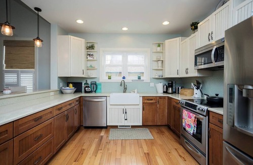 Michigan City Casa | Spacious 5-bedroom house, deluxe outdoor kitchen, and a short walk to the beach