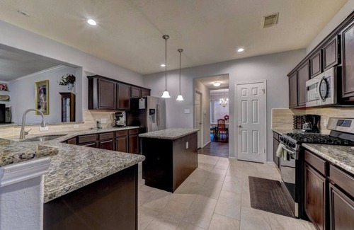 Missouri City Casa | Spacious 5-bedroom house in enchanting Missouri City with WiFi, fitness room