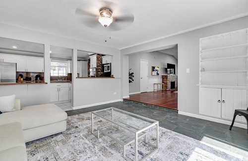 El Portal Casa | Spacious 5-bedroom, 2-bath home in picturesque El Portal, complete with AC