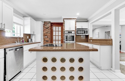 El Portal Casa | Spacious 5-bedroom, 2-bath home in picturesque El Portal, complete with AC