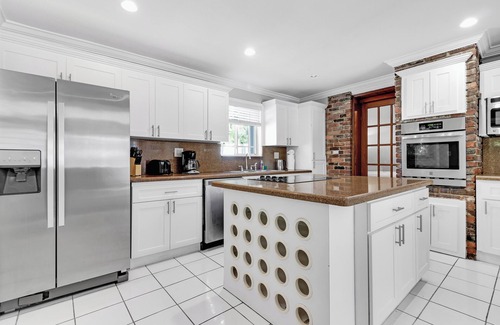 El Portal Casa | Spacious 5-bedroom, 2-bath home in picturesque El Portal, complete with AC