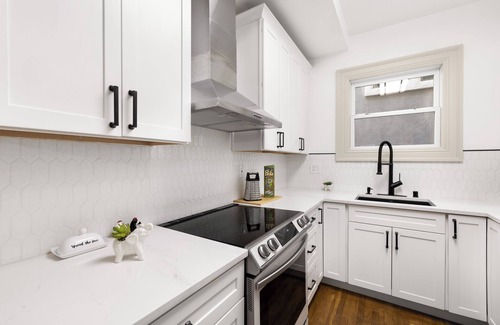 Boulevard Park Casa | Spacious 5-bedroom bungalow in charming Sacramento with AC