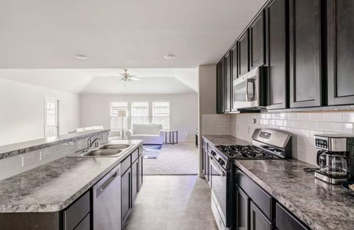 Rosenberg Casa | Spacious 5-bedroom building in charming Rosenberg with WiFi, AC, fitness room