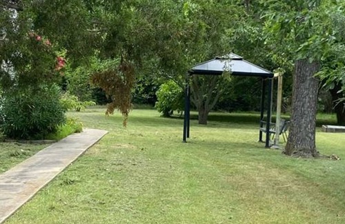 Gordonville Cabina | Spacious 5-bedroom cabin in charming Howe with WiFi, AC