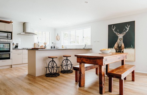 Onewhero Otro | Spacious 5-bedroom farmhouse in picturesque Onewhero