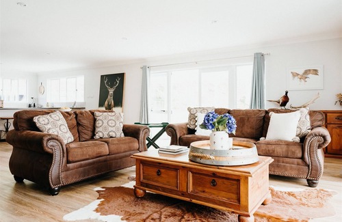 Onewhero Otro | Spacious 5-bedroom farmhouse in picturesque Onewhero