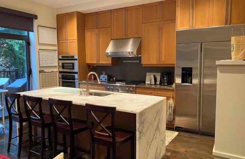 Upper Manhattan Casa | Spacious 5-bedroom Gut Renovated Triplex Brownstone in vibrant NYC