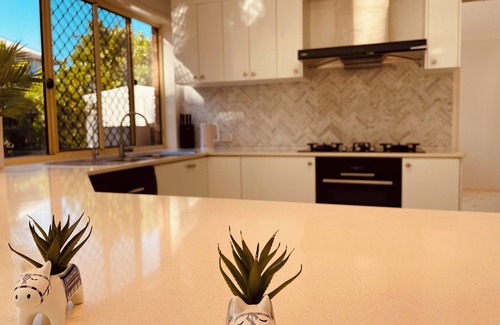 Carindale Casa | Spacious 5-bedroom house in lovely Carindale with AC