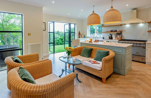 Cookham Dean Casa | Spacious 5-bedroom house on the Thames with river access in lovely Berkshire
