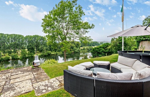Cookham Dean Casa | Spacious 5-bedroom house on the Thames with river access in lovely Berkshire