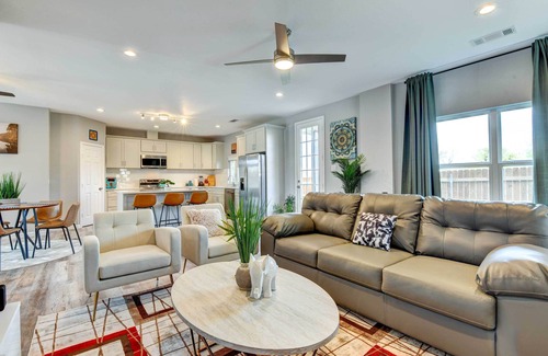 Central Arlington Casa | Spacious 5-bedroom house in charming Arlington with WiFi, AC