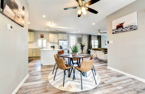 Central Arlington Casa | Spacious 5-bedroom house in charming Arlington with WiFi, AC