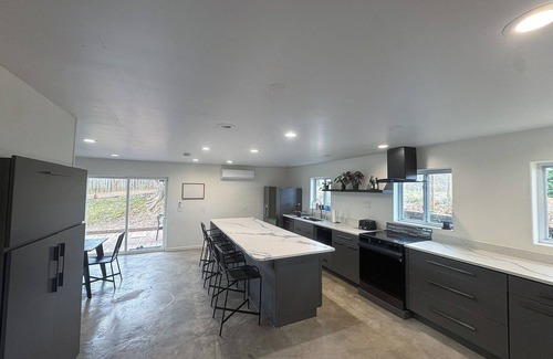 Oakley Casa | Spacious 5-bedroom house with AC, WiFi in welcoming Asheville
