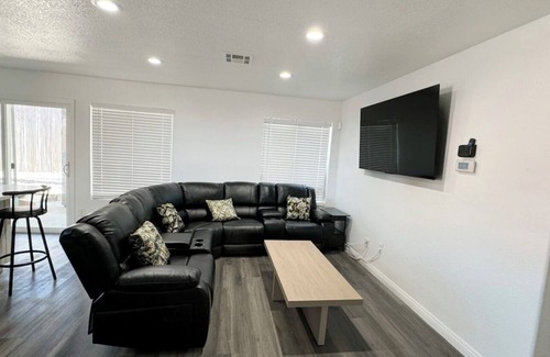 Paradise Casa | Spacious 5-bedroom house with 8 beds, The best Pool and 10mins from The Strip!