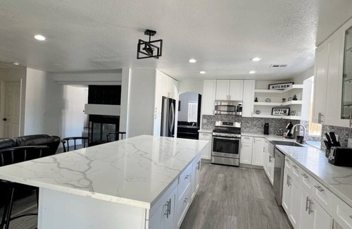 Paradise Casa | Spacious 5-bedroom house with 8 beds, The best Pool and 10mins from The Strip!