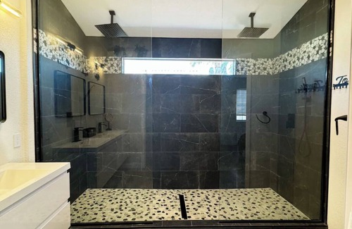 Paradise Casa | Spacious 5-bedroom house with 8 beds, The best Pool and 10mins from The Strip!