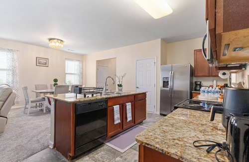 Riverdale Casa | Spacious 5-bedroom house with AC, WiFi in charming Riverdale 3 Spa-Like Baths