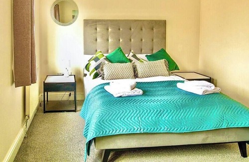 Bedford Casa | Spacious 5 bedroom Home, ideal for long stays.