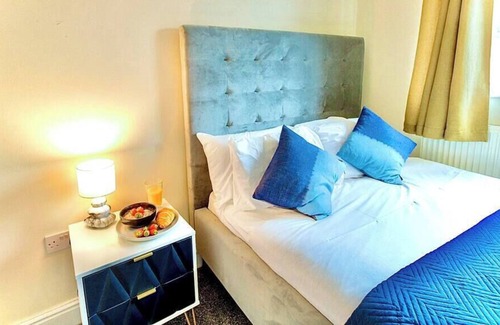 Bedford Casa | Spacious 5 bedroom Home, ideal for long stays.