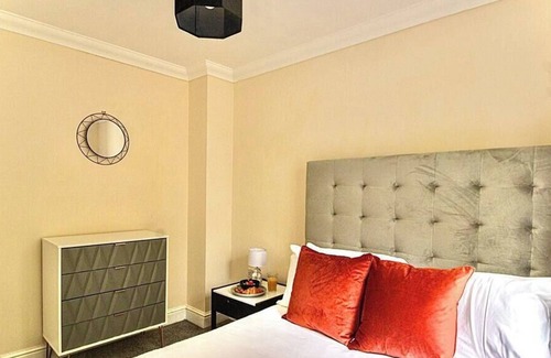 Bedford Casa | Spacious 5 bedroom Home, ideal for long stays.