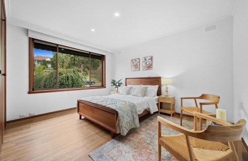 Endeavour Hills Casa | Spacious 5-Bedroom Home & Pool
