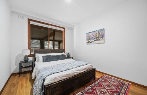 Endeavour Hills Casa | Spacious 5-Bedroom Home & Pool