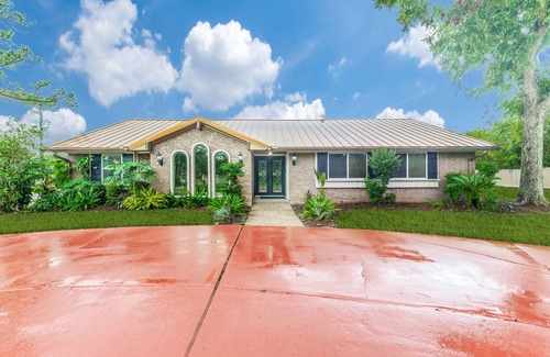 Pasadena Casa | Spacious 5-bedroom house with Pool, Tennis Court, and Fitness Room!