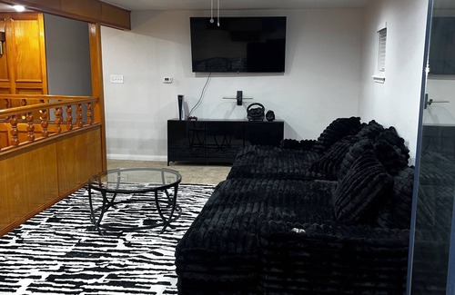 North Houston Casa | Spacious 5-bedroom house with AC, WiFi in awesome Houston