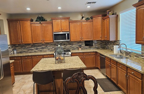 Maryvale Casa | Spacious 5-bedroom house 3 min from Cardinals Stadium and West Gate shopping