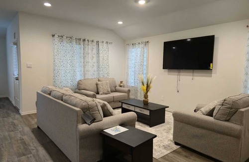 Rosenberg Casa | Spacious 5-bedroom house with WiFi and AC in charming Richmond.