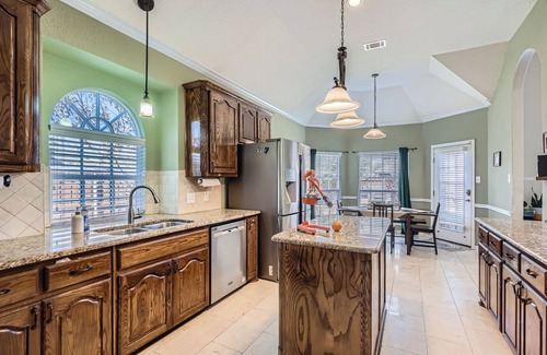 Frisco Casa | Spacious 5-bedroom house with WiFi, fitness room, comm pool
