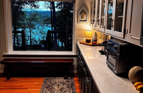 Edgemont Casa | Spacious 5-bedroom LAKEFRONT house in welcoming Edgemont with AC, WiFi