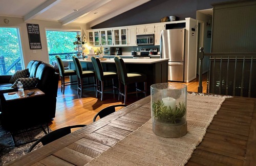 Edgemont Casa | Spacious 5-bedroom LAKEFRONT house in welcoming Edgemont with AC, WiFi