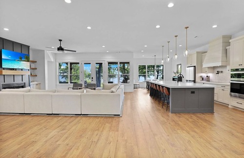 Kemp Casa | Spacious 5-bedroom Lakehouse on Cedar Creek Reservoir. Sleeps 17 comfortably.