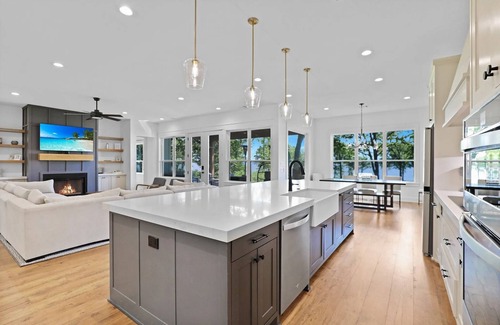 Kemp Casa | Spacious 5-bedroom Lakehouse on Cedar Creek Reservoir. Sleeps 17 comfortably.