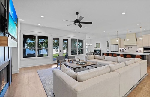 Kemp Casa | Spacious 5-bedroom Lakehouse on Cedar Creek Reservoir. Sleeps 17 comfortably.