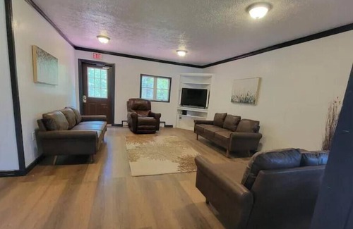 Gouldsboro Cabaña | Spacious 5-Bedroom Pocono Getaway with Hot-Tub