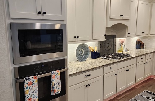 Pecan Grove Casa | Spacious 5-bedroom Retreat with WiFi, AC
